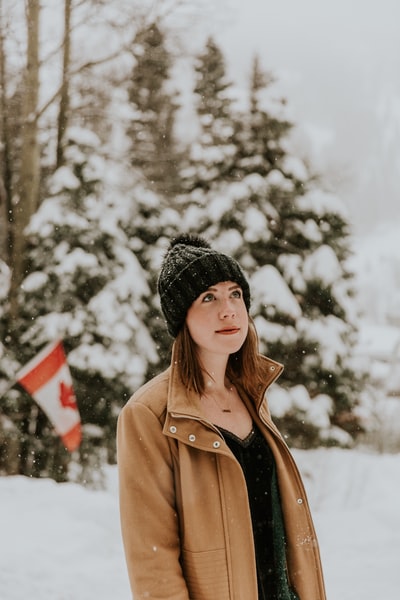 站在雪地上的女人